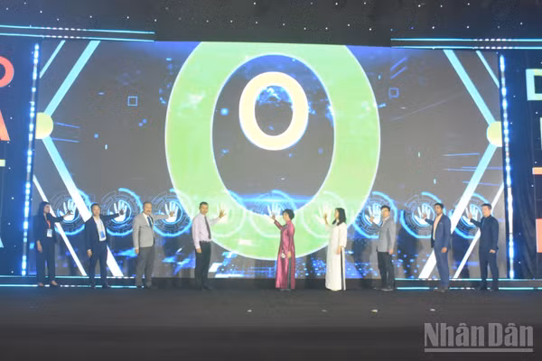 Các đại biểu thực hiện nghi thức khai mạc Ngày hội Du lịch Quốc tế Đà Nẵng 2026 (DITF 2026). (Ảnh: ANH ĐÀO)