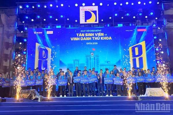 Trường đại học Bách khoa, Đại học Đà Nẵng vinh danh, trao học bổng cho tân sinh viên năm học 2026-2027, tối 19/9. (Ảnh: ANH ĐÀO)
