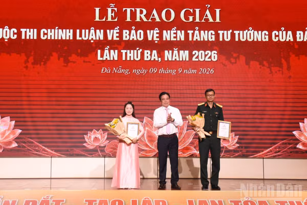 Đồng chí Nguyễn Khắc Toàn, Ủy viên Trung ương Đảng, Phó Bí thư Thường trực Thành ủy, Trưởng Ban Chỉ đạo 35 Thành ủy Đà Nẵng trao giấy chứng nhận cho 2 tác phẩm đoạt giải A. (Ảnh: ANH ĐÀO)