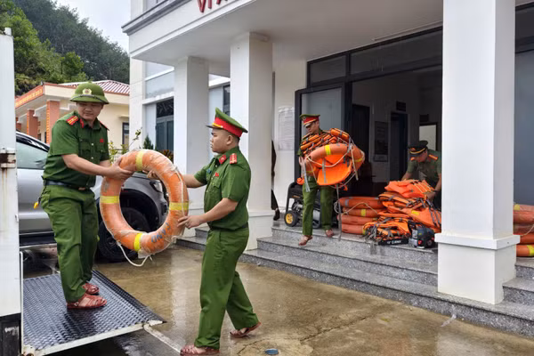 Công an xã Avương sẵn sàng các phương án hỗ trợ người dân phòng tránh mưa lũ. (Ảnh: Công an xã Avương cung cấp)