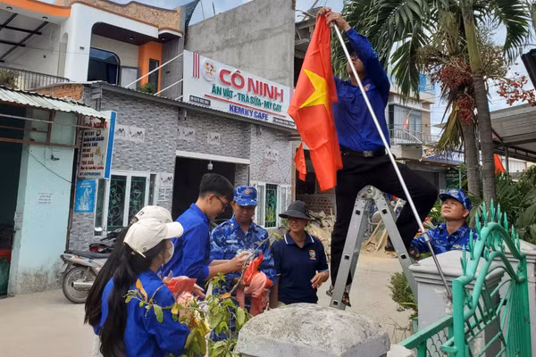 Hải đoàn 21 cùng nhân dân thôn Sâm Linh xây dựng “Đường cờ Tổ quốc”. (Ảnh: VĂN THƯỜNG)