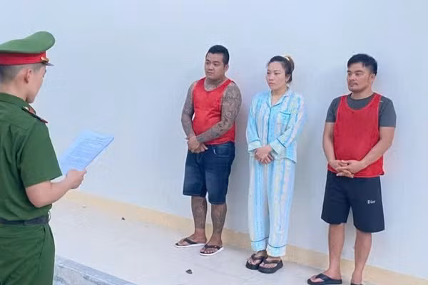 Ba đối tượng trong đường dây mua bán người dưới 16 tuổi bị bắt tạm giam. (Ảnh: Công an cung cấp)