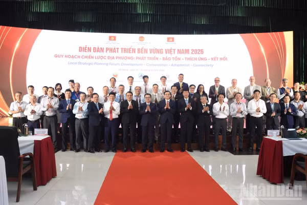 Các đại biểu tham dự Khai mạc Phiên toàn thể Diễn đàn Phát triển bền vững Việt Nam năm 2026 chụp hình lưu niệm. (Ảnh: ANH ĐÀO)