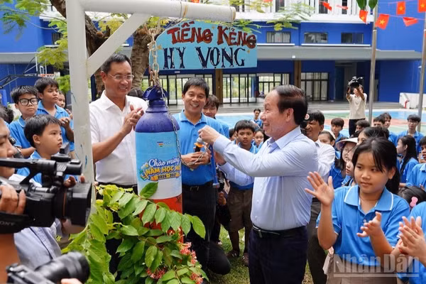 Đồng chí Lê Tiến Châu, Ủy viên Trung ương Đảng, Phó Thủ tướng Chính phủ thực hiện nghi thức đánh kẻng chào mừng năm học mới tại Trường Hy Vọng. (Ảnh: ANH ĐÀO)