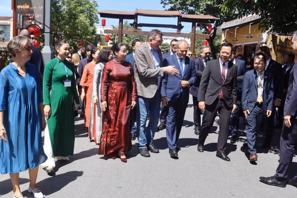 Thủ tướng Ba Lan Donald Tusk và Đoàn đại biểu cấp cao Ba Lan thăm Di sản văn hóa thế giới Đô thị cổ Hội An, Đà Nẵng. (Ảnh: ĐX)