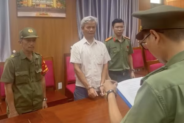 Giám đốc Trung tâm Anh ngữ Thiên Lập Nhân Trương Văn Thiên Tư bị bắt với cáo buộc lừa đảo, tổ chức dạy chương trình phổ thông trái phép (Ảnh: Công an cung cấp)