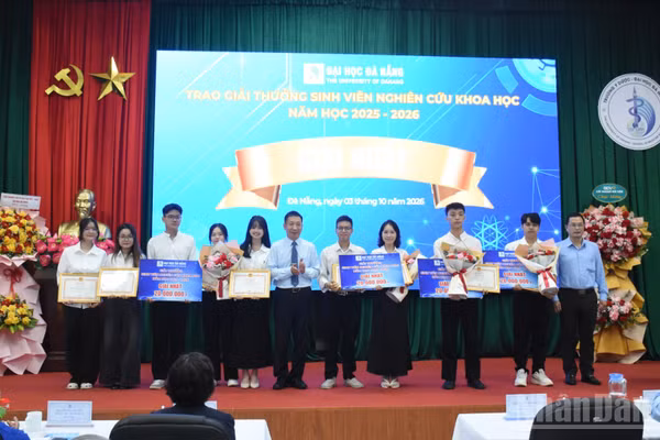 Đại học Đà Nẵng vinh danh sinh viên đạt thành tích cao trong nghiên cứu khoa học. (Ảnh: ANH ĐÀO)