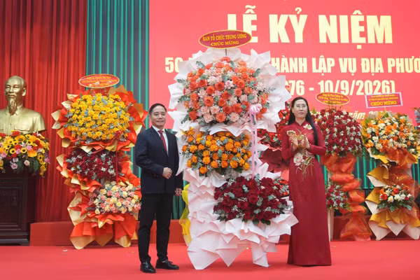 Đồng chí Bùi Thị Quỳnh Vân, Ủy viên Trung ương Đảng, Phó Trưởng Ban Tổ chức Trung ương tặng hoa chúc mừng Vụ Địa phương 2. (Ảnh: PHẠM THỦY)