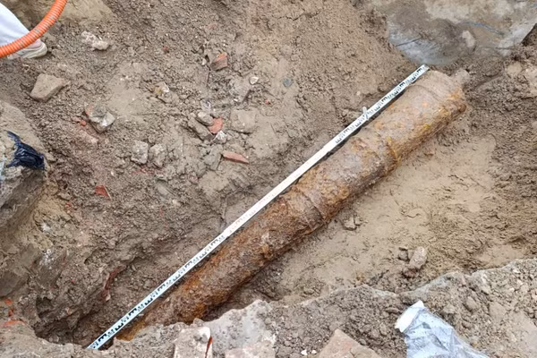 Hiện vật nằm ở độ sâu khoảng 1,5m, tại khu vực phía Đông Bắc Thành Điện Hải. (Ảnh: ĐX)