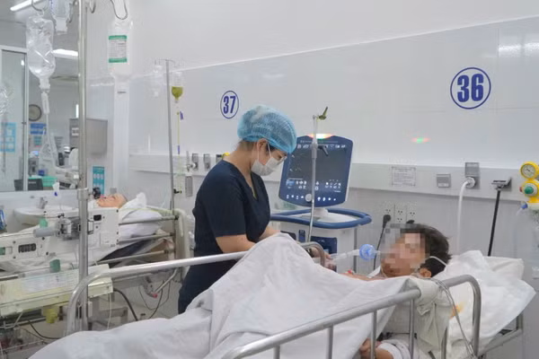 Bệnh nhân đang được chăm sóc đặc biệt. (Ảnh: Bệnh viện cung cấp)