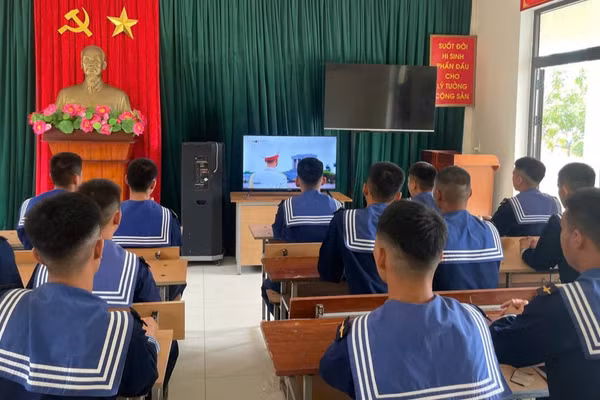 Các chiến sĩ thuộc Tiểu đoàn Thông tin 4 xem chương trình Luật siêu dễ. (Ảnh: NGỌC VĨNH)