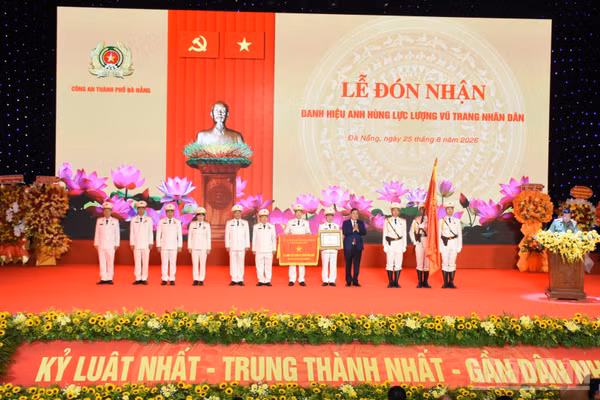 Công an thành phố Đà Nẵng đón nhận danh hiệu Anh hùng Lực lượng vũ trang nhân dân. (Ảnh: ANH ĐÀO)