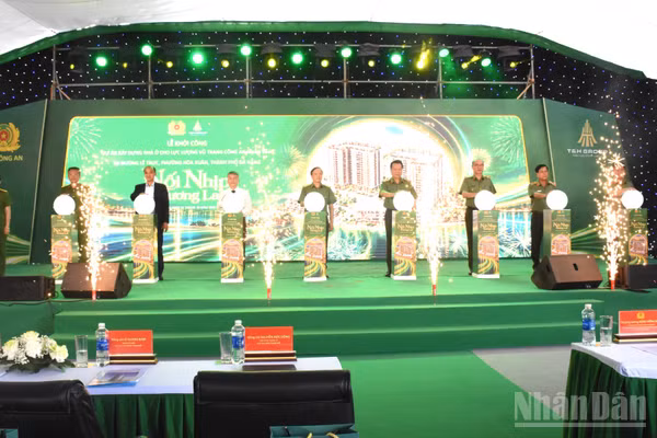 Các đại biểu thực hiện nghi thức khởi công dự án. (Ảnh: ANH ĐÀO)