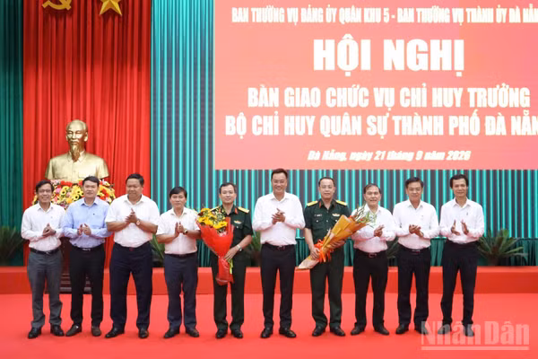 Đà Nẵng tổ chức Lễ bàn giao chức vụ Chỉ huy trưởng Bộ Chỉ huy quân sự thành phố. (Ảnh: ANH ĐÀO)