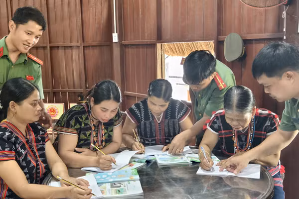 Công an xã A Vương, thành phố Đà Nẵng thí điểm mở lớp dạy tiếng Việt cho đồng bào Cơ Tu. (Ảnh: HỮU KHÁNH)