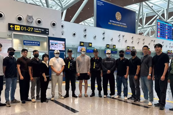 Lực lượng chức năng Việt Nam bàn giao 3 đối tượng truy nã cho Cảnh sát Hàn Quốc. (Ảnh: Công an cung cấp)