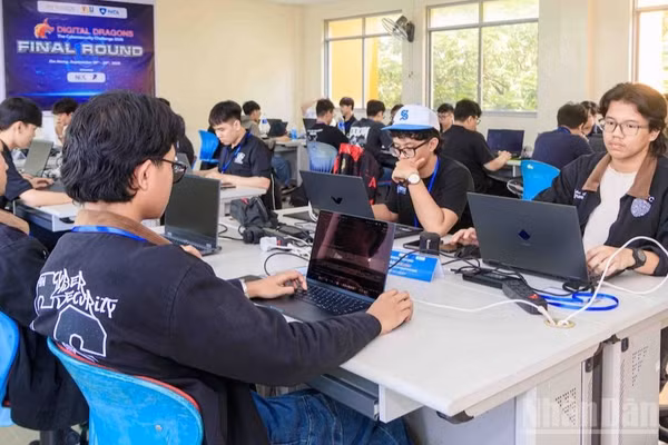 Các đội xuất sắc bước vào vòng thi chung kết sáng 19/9. (Ảnh: ANH ĐÀO)