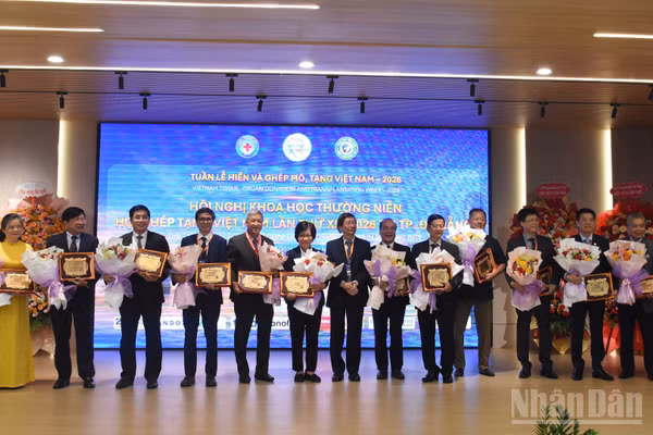 Tại chương trình, Hội Ghép tạng Việt Nam vinh danh 15 cá nhân đầu ngành có nhiều đóng góp xuất sắc cho lĩnh vực ghép tạng của Việt Nam. (Ảnh: ANH ĐÀO)