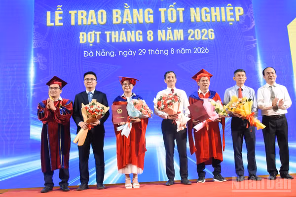 Trường đại học Bách khoa (Đại học Đà Nẵng) trao bằng cho các tân Tiến sĩ. (Ảnh: ANH ĐÀO)