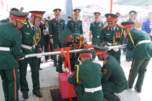 Các hài cốt được an táng chu đáo, trang trọng tại Nghĩa trang Liệt sĩ Tân Bình. (Ảnh: QUANG CƯỜNG)