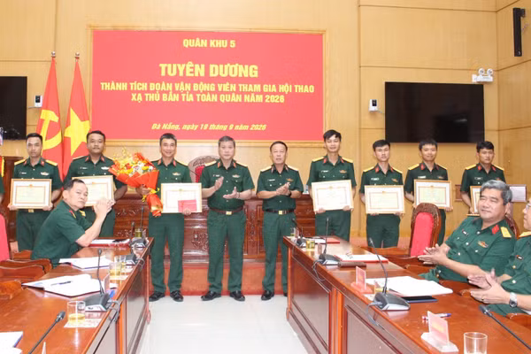 Tư lệnh Quân khu 5 trao bằng khen 2 tập thể, 12 cá nhân có thành tích xuất sắc trong tham gia Hội thao Xạ thủ bắn tỉa toàn quân năm 2026. (Ảnh: TRẦN TUẤN)