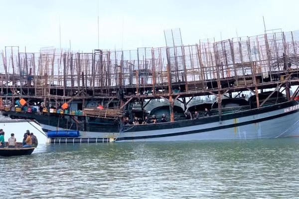 Tàu cá QNa-90859-TS khi đang neo đậu tại cảng An Hòa, xã Núi Thành, thành phố Đà Nẵng. (Ảnh: Địa phương cung cấp)