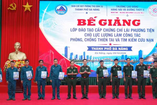 Các học viên nhận chứng chỉ lái phương tiện thủy nội địa. (Ảnh: QUANG CƯỜNG)