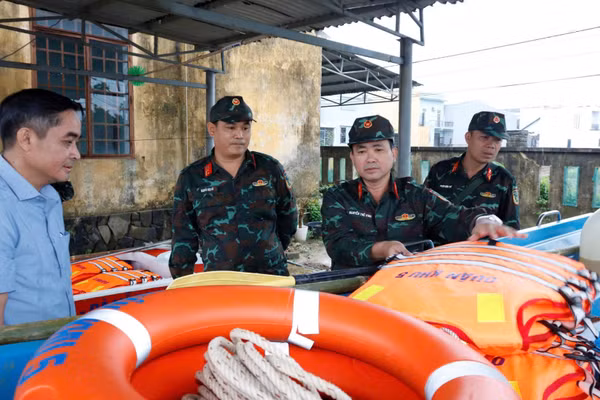 Đại tá Nguyễn Thế Vinh, Chỉ huy trưởng Bộ Chỉ huy quân sự thành phố kiểm tra vật chất cứu hộ cứu nạn tại xã Duy Nghĩa. (Ảnh: QUANG CƯỜNG)