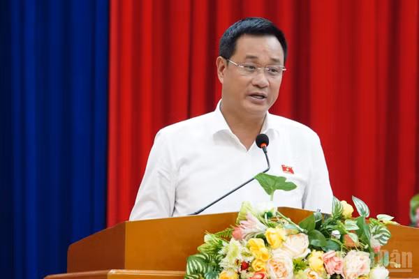 Đồng chí Lê Ngọc Quang, Ủy viên Trung ương Đảng, Bí thư Thành ủy, Trưởng đoàn Đại biểu Quốc hội thành phố Đà Nẵng phát biểu tại buổi tiếp xúc cử tri. (Ảnh: ANH ĐÀO)
