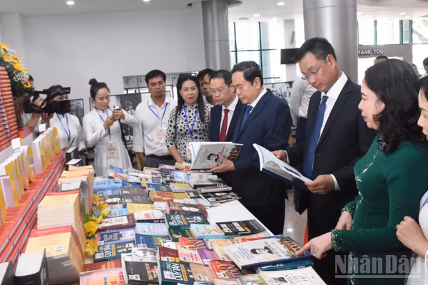 Các đại biểu tham quan không gian trưng bày, triển lãm sách và tư liệu về cụ Huỳnh Thúc Kháng. (Ảnh: ANH ĐÀO)