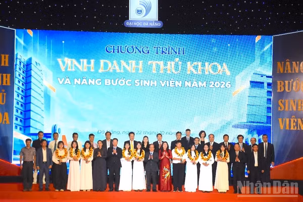 Đại học Đà Nẵng vinh danh thủ khoa và trao học bổng cho sinh viên. (Ảnh: ANH ĐÀO)