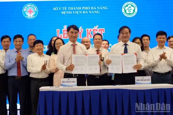 Bệnh viện Đà Nẵng và Bệnh viện Bạch Mai thực hiện nghi thức ký kết Biên bản ghi nhớ hợp tác (MoU) giai đoạn 2026-2030. (Ảnh: ANH ĐÀO)