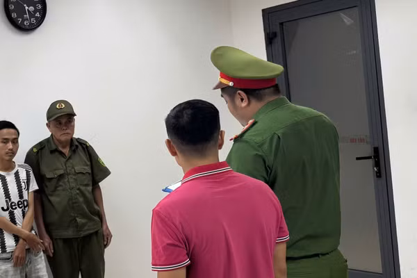 Cơ quan chức năng tống đạt quyết định khởi tố vụ án, khởi tố bị can và bắt tạm giam đối với Hồ Nhật Thống. (Ảnh: Công an cung cấp)