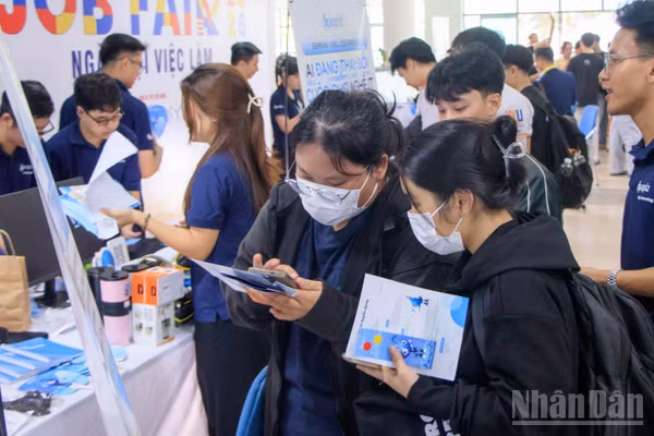 Sinh viên trực tiếp tham gia phỏng vấn tìm việc làm tại chương trình. (Ảnh: ANH ĐÀO)