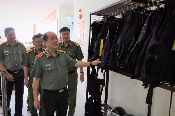 Thiếu tướng Nguyễn Hữu Hợp, Giám đốc Công an thành phố Đà Nẵng kiểm tra công tác sẵn sàng chiến đấu tại các đơn vị thuộc Công an thành phố.