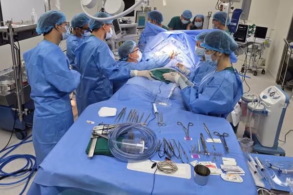 Bệnh viện C Đà Nẵng thực hiện ca phẫu thuật bắc cầu động mạch vành thành công dưới sự hỗ trợ của Bệnh viện Trung ương Huế. (Ảnh: H.T)