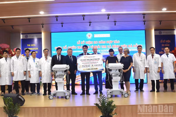 Tổ chức "Trái tim vì Trái tim" trao tặng Bệnh viện Đà Nẵng thiết bị y tế trị giá 1 triệu Euro. (Ảnh: ANH ĐÀO)
