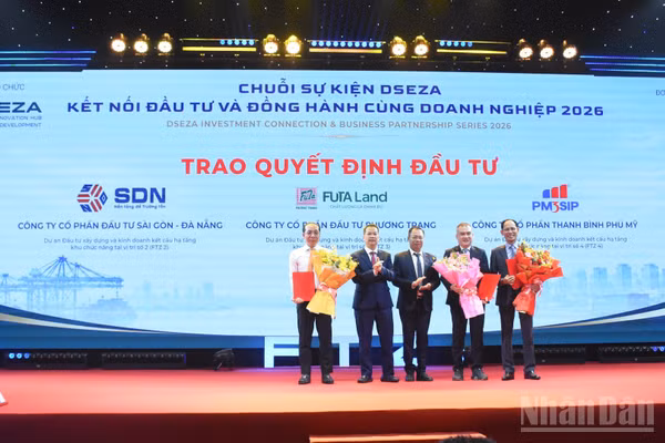 Lãnh đạo thành phố Đà Nẵng trao các Quyết định chấp thuận đầu tư và Giấy chứng nhận đăng ký đầu tư cho các dự án hạ tầng Vị trí số 2, Vị trí số 3 và Vị trí số 4 thuộc Khu thương mại tự do, tháng 6/2026. (Ảnh: ANH ĐÀO)