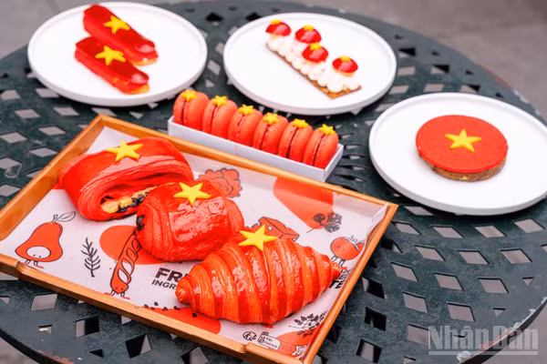 Bộ sưu tập bánh “signature” phiên bản giới hạn được các nghệ nhân Eric Kayser lấy cảm hứng từ sắc cờ Tổ quốc, hút khách du lịch Bà Nà. (Ảnh: ANH ĐÀO)