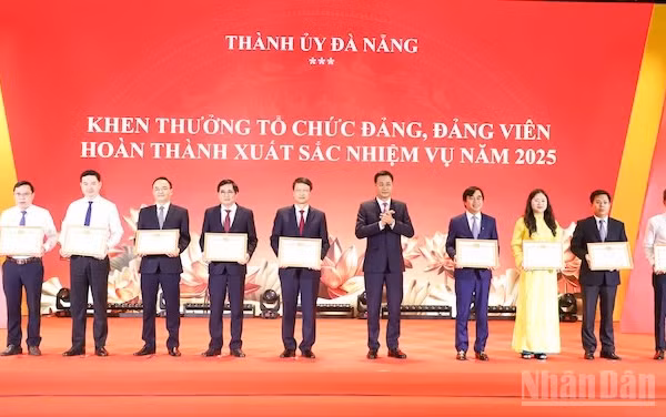 Bí thư Thành ủy Đà Nẵng Lê Ngọc Quang trao tặng Bằng khen cho các cá nhân có thành tích xuất sắc.