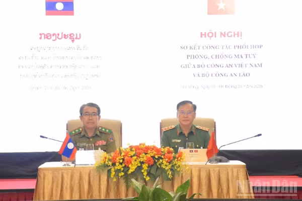 Các đồng chí Thượng tướng Nguyễn Văn Long và Trung tướng Kongsavat Bounlieng dự, chỉ đạo hội nghị. (Ảnh: ANH ĐÀO)