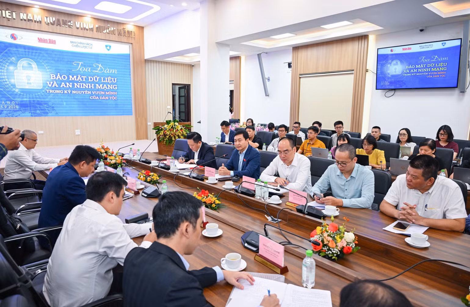 cac-dai-bieu-tham-gia.jpg
