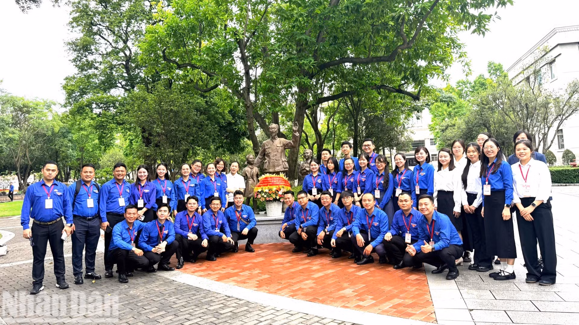 Các đại biểu thanh niên chụp ảnh lưu niệm tại khu vực tượng Bác Hồ trong khuôn viên Đại học Quảng Tây. (Ảnh: HỮU HƯNG)