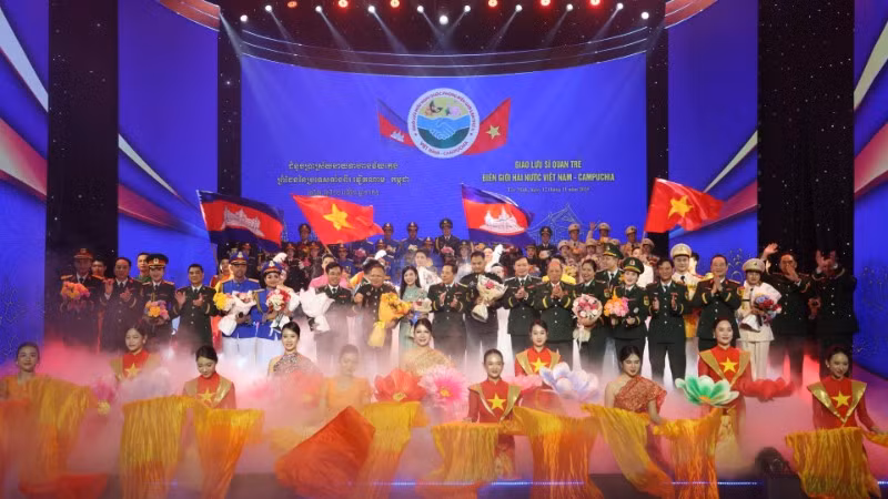 Tiết mục nghệ thuật tại chương trình Giao lưu sĩ quan trẻ biên giới Việt Nam-Campuchia năm 2025. 