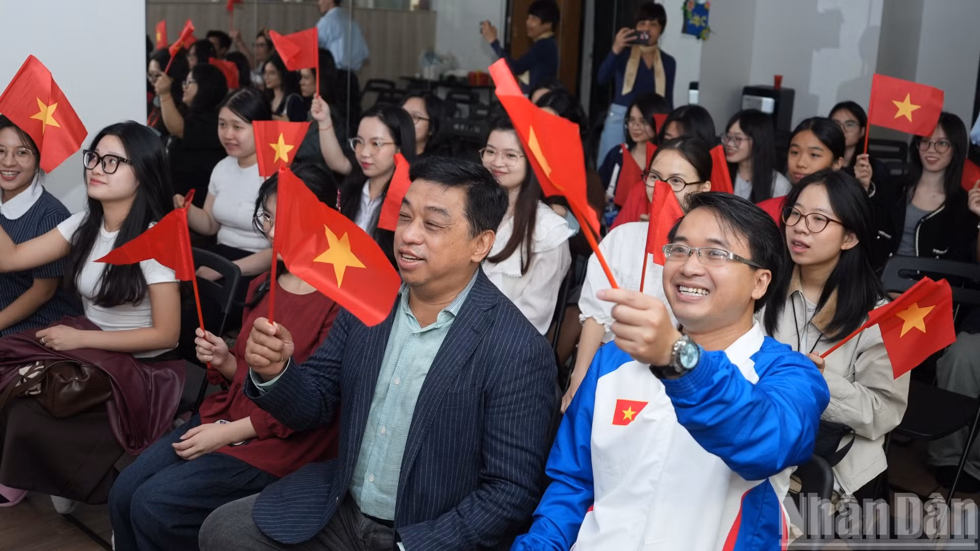 Các sinh viên tham dự xem truyền hình trực tiếp chương trình nghệ thuật chính luận “Tổ quốc trong tim” được livestream trên các nền tảng số chính thức của Báo Nhân Dân. 