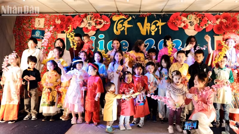 Con em các gia đình kiều bào tại Nice thích thú khi được khoác lên mình chiếc áo dài truyền thống mỗi dịp Tết đến Xuân về.