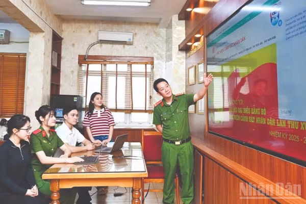 Cán bộ, giảng viên, học viên Học viện Cảnh sát nhân dân ứng dụng công nghệ AI trong công tác tư vấn, tuyển sinh. (Ảnh: THẾ ĐẠI)