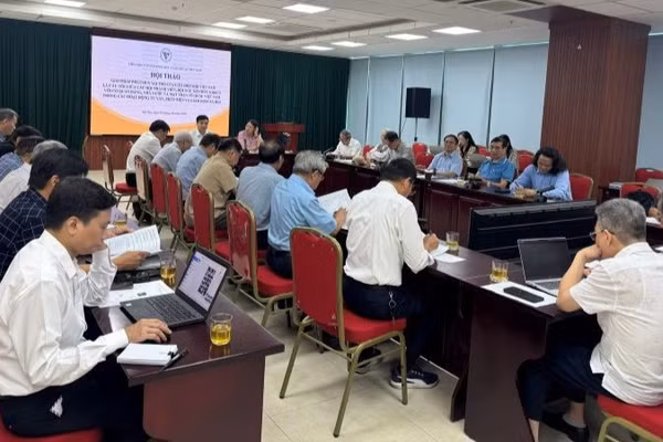 Hội thảo “Giải pháp phát huy vai trò của Liên hiệp Hội Việt Nam là cầu nối giữa các hội thành viên, đội ngũ trí thức khoa học và công nghệ với cơ quan Đảng, Nhà nước và Mặt trận Tổ quốc trong các hoạt động tư vấn, phản biện và giám định xã hội”. (Ảnh: BÍCH LIÊN)