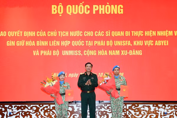 Thượng tướng Nguyễn Trường Thắng trao quyết định cho hai sĩ quan. (Ảnh: THẾ ĐẠI)
