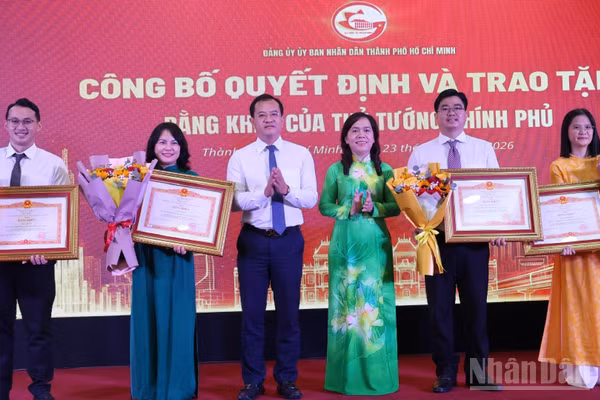 Các cá nhân điển hình, có thành tích xuất sắc trong công tác dân vận giai đoạn 2021-2025 được nhận bằng khen của Thủ tướng Chính phủ. (Ảnh: VƯƠNG LÊ)
